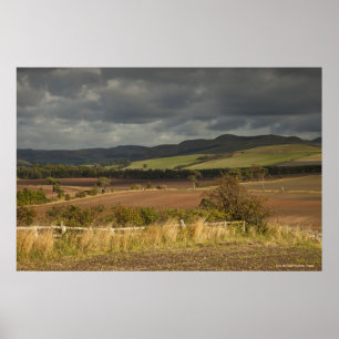 Rolling Hills und Berge unter einem bewölkten Poster