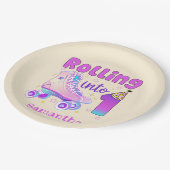 Rolling in 1 - Niedlicher Lila Roller Skate Geburt Pappteller (Schrägansicht)