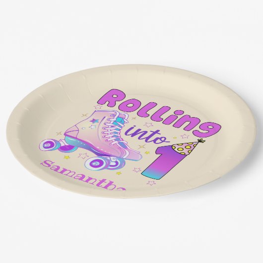 Rolling in 1 - Niedlicher Lila Roller Skate Geburt Pappteller (Schrägansicht)