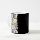 Rolling Into 2026 Trash Racoon Funny New Years Eve Kaffeetasse (Vorderseite Links)