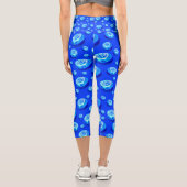 Rollrhythmus: Blaue Rasenbogenmuster in Ölen Capri Leggings (Rückseite)