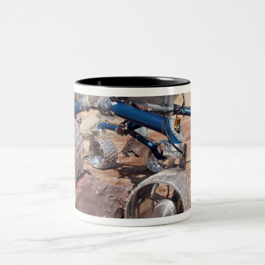 Rollstuhl, ein Mobilitätstestmodell Zweifarbige Tasse (Mittel)