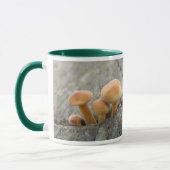 Rollstühle an einer Tree Trunk-Tasse Tasse (Links)