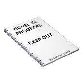 Roman in Fortschritt-Weißem Notizblock (Rechte Seite)