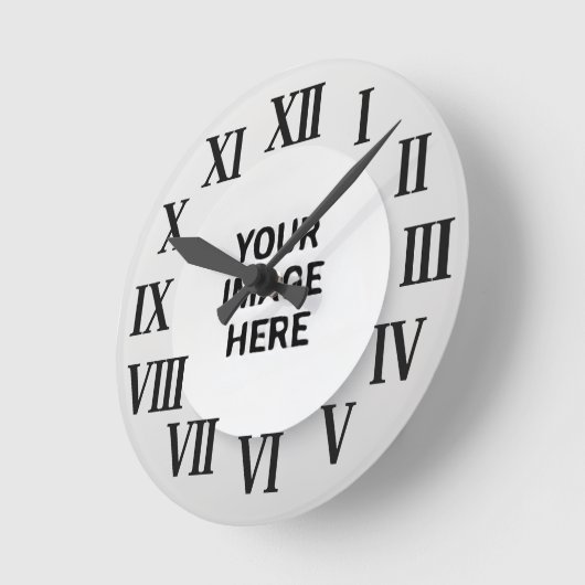Roman Numeral Wall Clock with Photo and Name Runde Wanduhr (Winkel)