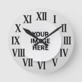 Roman Numeral Wall Clock with Photo and Name Runde Wanduhr (Vorderseite)