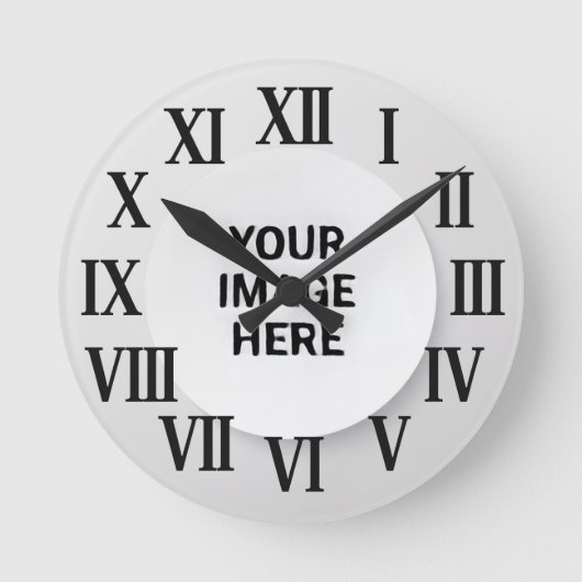 Roman Numeral Wall Clock with Photo and Name Runde Wanduhr (Vorderseite)