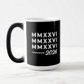 Roman Numerals MMXXVI – 2026 White Modern Typograp Verwandlungstasse (Links)