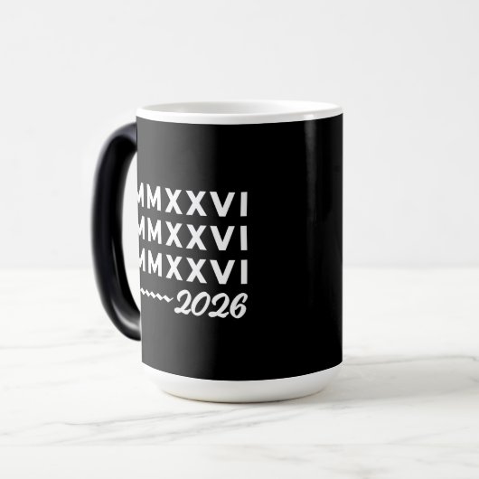 Roman Numerals MMXXVI – 2026 White Modern Typograp Verwandlungstasse (Vorderseite Links)