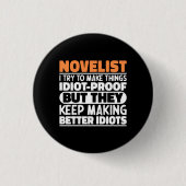 Romanautor, ich versuche, Dinge lustig Zitat Schri Button (Vorderseite)