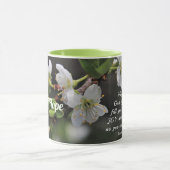 Romans 15:13 God of Hope White Flowers Tasse (Zentrum)