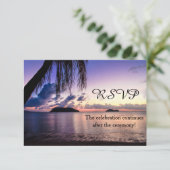 Romantic Beach Lila Sunset Wedding RSVP Karte (Stehend Vorderseite)