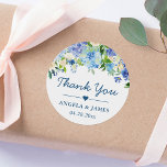 Romantic Blue Hydrangeas Floral Wedding Vielen Dan Runder Aufkleber<br><div class="desc">Fügen Sie Ihren Gastgeschenke Hochzeiten eine Touch Eleganz mit diesen Romantik Blue Hydrangeas Floral Dankeschön Stickers. Diese Aufkleber verfügen über schöne blaue Hydrangeas und eine individuell anpassbare Danksagung an Ihre Gäste zu zeigen Ihre Wertschätzung. Die Aufkleber sind rund und perfekt zum Versiegeln von Umschlägen oder zum Dekorieren von Greifkästen geeignet....</div>