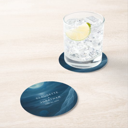 Romantic Blue Moonlit Beach Custom Names Wedding Runder Pappuntersetzer (Vor Ort)