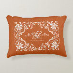 Romantic Burnt Orange Shabby Chic Mr Mrs Wedding Dekokissen<br><div class="desc">Das Akzent Kissendesign "Mr & Mrs." besticht durch ein wunderschönes Aquarellbild mit weißem Blumenrahmen auf einem warmen, orangefarbenen Hintergrund. Der Nachname und das besondere Datum des Paares können leicht angepasst werden. Dieses Akzent Kissen ist ein herzliches und bedeutsames Geschenk für die Wohngestaltung der Neuvermählten, das den Beginn ihrer gemeinsamen Reise...</div>