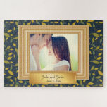 Romantic Couple Foto Navy Blue Green Blätter Puzzle<br><div class="desc">Romantische grüne und gelbe Blätter auf marineblauen Paaren Freund / Freundin / Ehemann / Ehefrau Foto Puzzle. Fügen Sie Ihr Foto zu diesem eleganten Goldrahmen hinzu und passen Sie sich an den Text an, der Ihre Namen und das Datum Ihrer Feier enthält. Das ist ein süßes Geschenk für den Valentinstag,...</div>