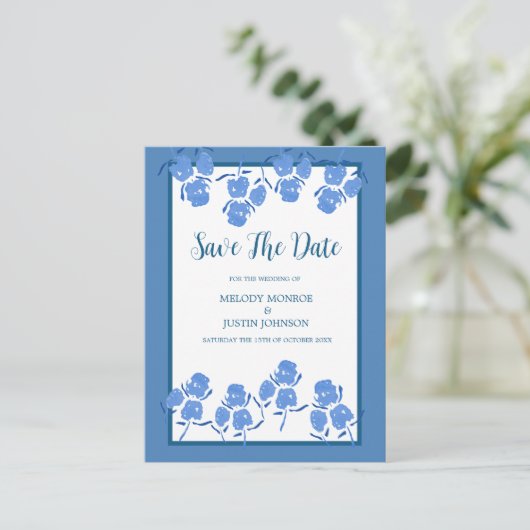 Romantic Dusty Blue Floral Save the Date Ankündigungspostkarte (Stehend Vorderseite)