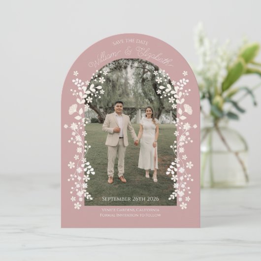 Romantic Dusty Rose Floral Arch Save the Date Einladung (Stehend Vorderseite)