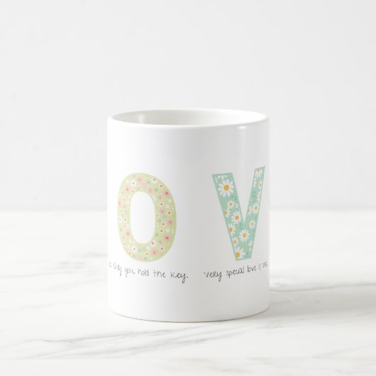Romantic Floral LOVE Initial Acrostic Design Kaffeetasse (Mittel)