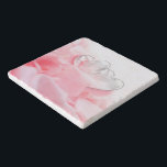 Romantic Glass Hearts Rose Petals Töpfeuntersetzer<br><div class="desc">Elegante und romantische Illustration mit zwei Glasherzen auf einem Bett mit weißen rosa Rosenblättern.</div>