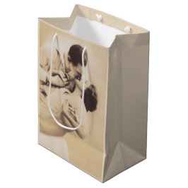 Romantic Love Couple Kissing vintage illustration Mittlere Geschenktüte