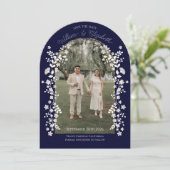 Romantic Navy Blue Floral Arch Save the Date Einladung (Stehend Vorderseite)