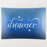 Romantic Ombre Midnight Blue Starry Dreamer Dekoschale<br><div class="desc">Mit diesem Schmuckstück,  das eine Unzahl von Sternen in der Nähe und fern zeigt,  blinkt man in einem dunkelblauen Himmelshintergrund,  der in Schwarz übergeht,  mit dem Wort "Träumer",  Set in eleganter Schrift. Personalisieren Sie nach Wunsch. Design © W.H. Sim. Weitere Informationen unter zazzle.com/expressionsoccasions</div>