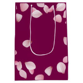 Romantic Pink Petals Save the Date Wedding  Mittlere Geschenktüte (Rückseite)