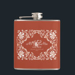 Romantic Red Rust Mr & Mrs Wedding Flask Flachmann<br><div class="desc">Der "Mr & Mrs." Vinyl umhüllte Hochzeitsflasche zeichnet sich durch ein hübsches Aquarellbild mit einem weißen Blumenrahmen auf einem warmen, orangen Hintergrund aus. Sie können ihn ganz einfach mit dem Nachnamen des glücklichen Ehepaares und seinem Hochzeitstag personalisieren, um ihn zu einem besonderen Sake zu machen, der Erinnerungen vom besonderen Tag...</div>
