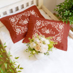 Romantic Red Rust Shabby Chic Mr & Mrs Couple Kissenbezug<br><div class="desc">Das Kissendesign von "Mr & Mrs." besticht durch ein wunderschönes Aquarellbild mit weißem Blumenrahmen auf einem warmen, erdigen roten Hintergrund. Der Nachname und das besondere Datum des Paares können leicht angepasst werden. Diese personalisierten Kissen-Hüllen dienen als praktische Schutzschicht für Bettwäsche und als sentimentale Wohngestaltung, die den Beginn einer spannenden Reise...</div>