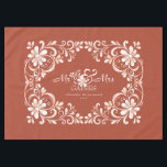 Romantic Red Rust Shabby Chic Mr. Wedding Tischdecke<br><div class="desc">Das Tischtuchdesign "Mr. & Mrs." besticht durch eine wunderschöne Aquarellkunst mit einem weißen Blumenrahmen auf einem warmen,  erdigen roten Hintergrund. Einfach mit dem Nachnamen des Paares und einem besonderen Datum für eine personalisierte Touch anpassen,  die dem Zuhause- oder Hochzeitsempfang eines Neuvermählten eine romantische Note verleiht.</div>