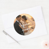 Romantic Sunset Beach Bride and Groom Wedding  Runder Aufkleber (Umschlag)
