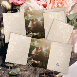 Romantic Wedding Peonies Delicate Ivory Dreifach Gefaltete Einladung