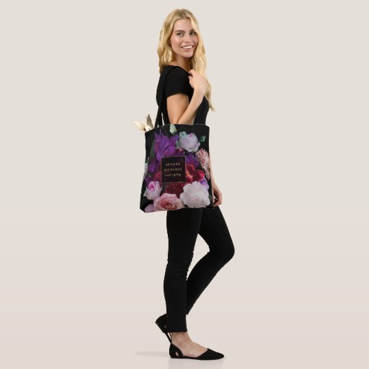 Romantik Dark Florals Personalisiert Tasche (Am Model)