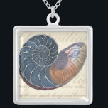 Romantik Seashell Versilberte Kette<br><div class="desc">Wohnst du weit weg vom Strand? Kein Problem! Lassen Sie sich von diesem romantischen Muschelgemälde an einem friedlichen Strand an einem sonnigen Tag verwöhnen. Dieses Kunstwerk romantisiert das Meer und die kleinen Wellen, die Ihnen verlassen werden, sich einen Strandbesuch zu gönnen. Holen Sie sich dieses gerahmte Seashell Panel auf Ihrem...</div>