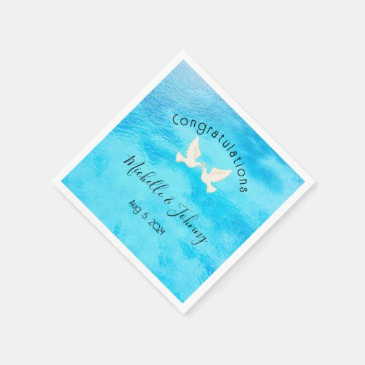 Romantik - zwei Tauben mit rosa Herz auf blau Serviette (Ecke)