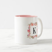 Romantisch erröten Blüten-Blumenmonogramm Zweifarbige Tasse (VorderseiteRechts)
