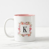 Romantisch erröten Blüten-Blumenmonogramm Zweifarbige Tasse (Links)