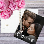 Romantische benutzerdefinierte Foto-Liebe Planer<br><div class="desc">Liebe ist in der Luft, dieses Design ist einfach und romantisch, und es macht das Reden für Sie. Ein Symbol oder eine Darstellung der Liebe, müssen Sie nur hochladen Ihr Lieblings-Foto, um es anzupassen und machen es einzigartig. Liebe Skript-Typografie ist auch anpassbar, damit Sie es mit Ihren Namen, Initial-oder Lieblings-Sprichwort,...</div>