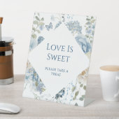 Romantische bläuliche Hochzeitsstimmung Liebe ist  Sockelschild (In SItu)