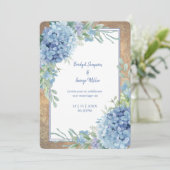 Romantische Blue Hydrangea Monogram Hochzeit Einladung (Stehend Vorderseite)