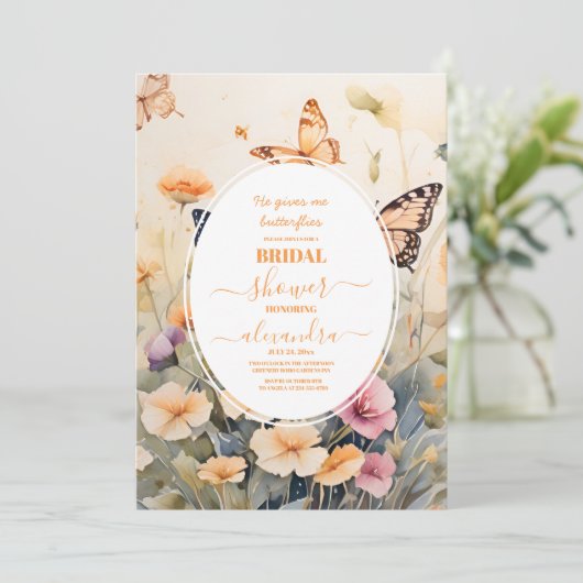 Romantische Blume und Schmetterlinge Brautparty Einladung (Stehend Vorderseite)