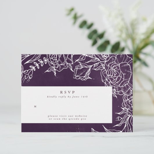 Romantische Blume Wreath Lila QR Code Hochzeit RSVP Karte (Stehend Vorderseite)