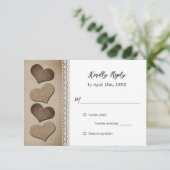 Romantische Country Burlap Hearts Lace Wedding RSVP Karte (Stehend Vorderseite)