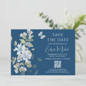 Romantische Dusty Blue Floral QR Code Hochzeit Save The Date (Stehend Vorderseite)
