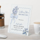 Romantische Dusty Blue vor dem Brautparty Sockelschild (In SItu)