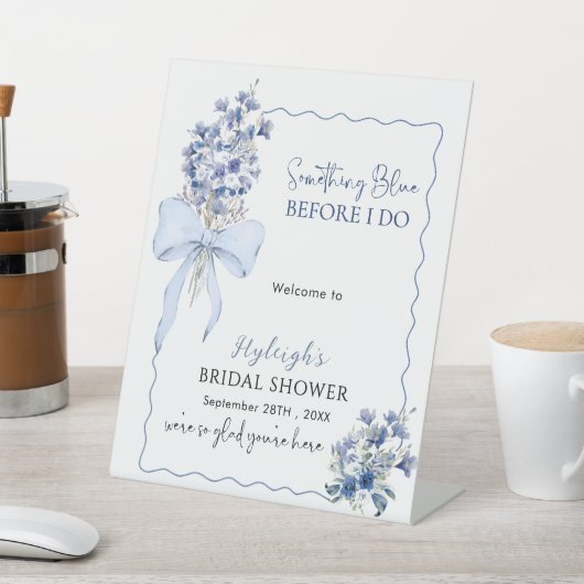 Romantische Dusty Blue vor dem Brautparty Sockelschild (In SItu)