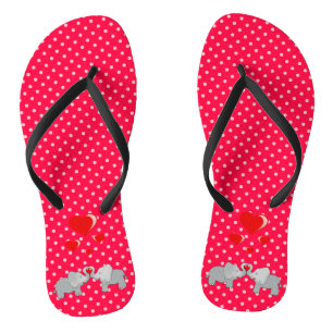 Romantische Elefanten und rote Herzen auf Punkten Badesandalen