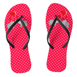 Romantische Elefanten und rote Herzen auf Punkten Badesandalen
