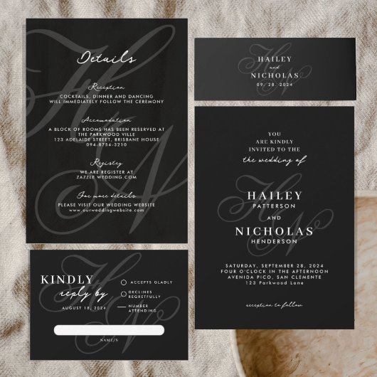 Romantische elegante Script Monogram Black Wedding Einladung